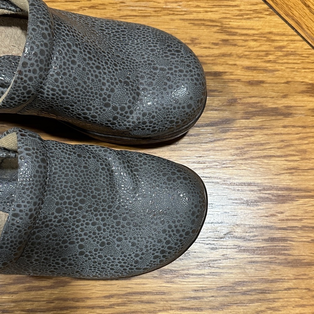 *BOC* Gray Textured Clogs Size 9.5 - Picture 2 of 10